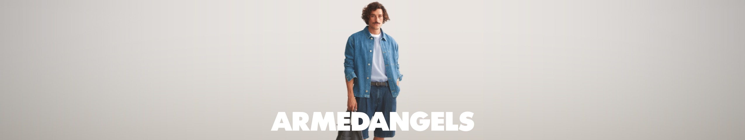Werbeanzeige der Marke ARMEDANGELS